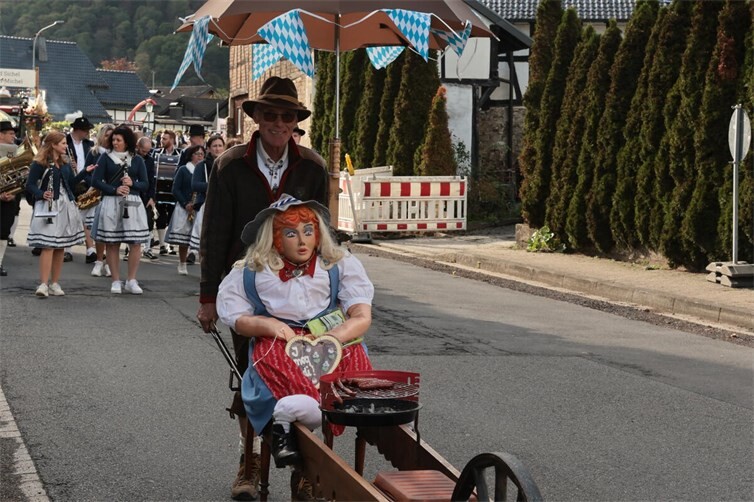 Oktoberfest und Trachtenumzug in Insul mit Musik und viel Gaudi