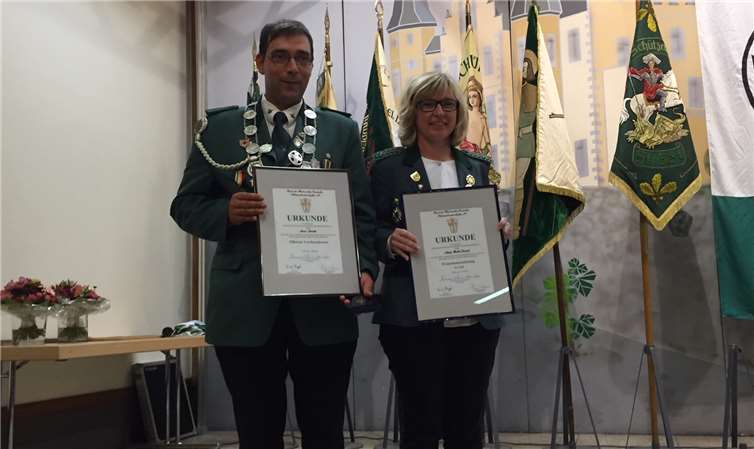 ... wurde auch das neue Bezirkskönigspaar geehrt.