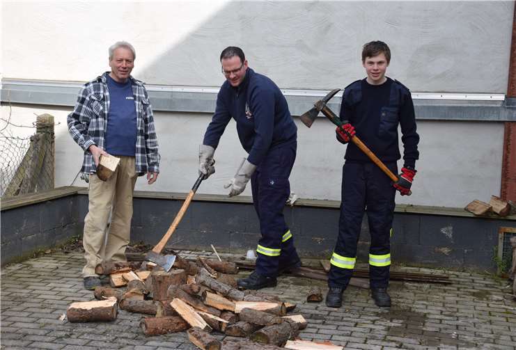 0055 Auch Holzhacken gehörte, unter Leitung von Wehrführer Dieter Sill (links),zur langen Liste der Freiwilligen Feuerwehr Saffig.