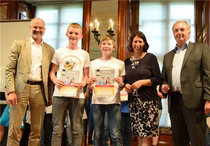 0117 Maximillian Gross und Simon Emmert von der IGS Pellenz in Plaidt überzeugten mit ihrem Projekt „Blühende Rettungsinsel für Bienen“ und heimsten den 2. Platz im Wettbewerb ein.