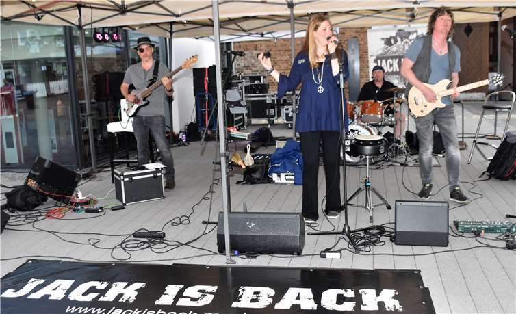 1 Auch in diesem Jahr rockte die Band Jack is Back vor dem Himmeroder Hof. Fotos: EICH