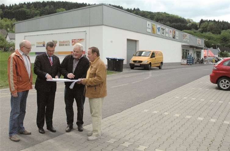 1. Beigeordneter Bernd Roßbach, Landtagsabgeordneter Horst Gies, Ortsbürgermeister Heribert Seul und Bäckermeister Peter Gemünd diskutierten vor Ort die Möglichkeiten für eine Erweiterung der Märkte. UM