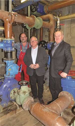 1. Beigeordneter Bernhard Wiemer, Klaus Kux, Werkleiter der Stadtwerke Bendorf, Abwassermeister Wolfgang Nett (v.r.) sind bestrebt durch stetige Investitionen im Bereich der Kläranlage die Energiekosten gering zu halten. privat