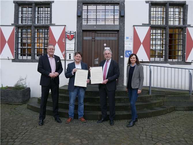 1. Beigeordneter Helmut Muthers, Stadtbürgermeister Dr. Hans Georg Faust, Oberstudiendirektor Thomas Schmacke und Studiendirektorin Claudia Herzog mit der Kooperationsvereinbarung.  Fotos: Stadt Linz