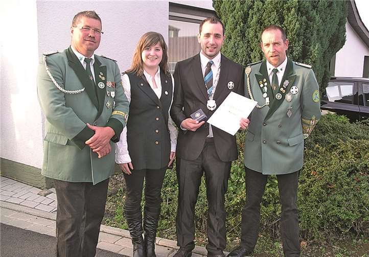 1. Brudermeister Uwe Graziola (l.) und 2. Brudermeister Paul Paffhausen jun. (r.) mit den Geehrten Nina Paffhausen und Michael Stüber. privat
