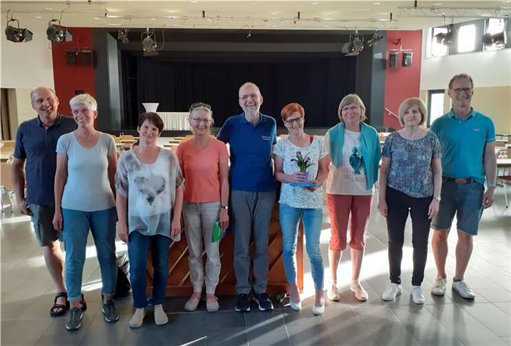 1. Der geschäftsführende Vorstand des GV Mendelssohn Bartholdy (v.li, Christoph Kuhl, 2.Vors., in der Mitte Michael Kien, 1.Vors. und ganz rechts Alexander Jass, Geschäftsführer; es fehlt Schatzmeister Wolfram Walden) umrahmt die ersten weiblichen Mitglieder des nun als gemischter Chor aufgestellten Traditionsvereins der Westerwälder Kreisstadt. Foto: privat