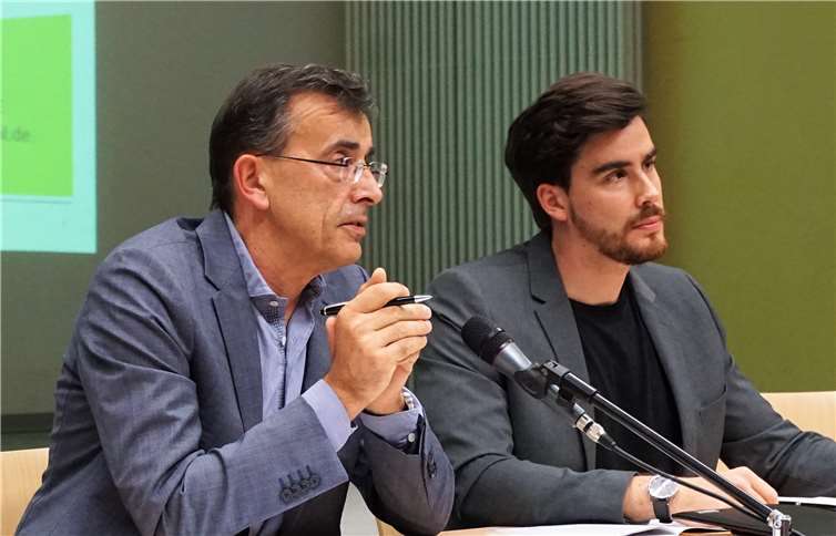 Busbetreiber Zickenheiner gesteht Probleme ein und verspricht Besserung 1 = Geschäftsführer Axel Zickenheiner und Kim Zickenheiner hörtensich die Kritik der Kunden an und versprachen Verbesserungen.