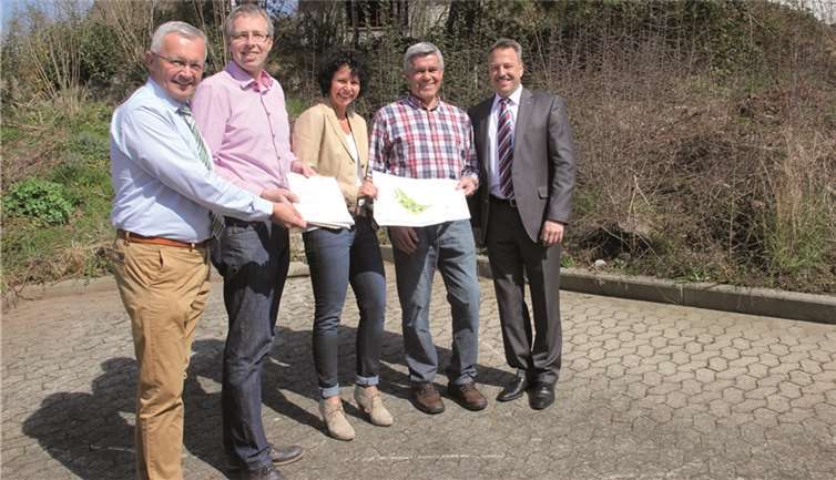 1. Kreisbeigeordneter Achim Hallerbach, Achim Braasch (Ortsbürgermeister), Martina Jungbluth (Kreisverwaltung Neuwied), Hans-Jürgen Barg (Dorfgemeinschaft Niederraden) und Hans-Werner Breithausen (Bürgermeister der Verbandsgemeinde Rengsdorf). privat