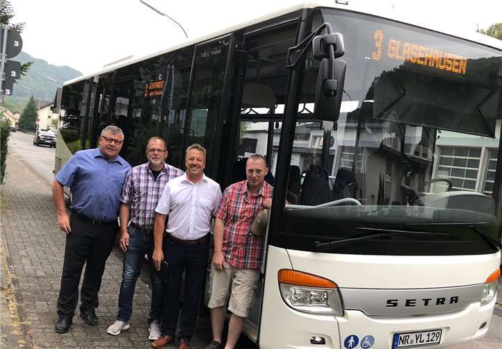 1. Kreisbeigeordneter Michael Mahlert, Erich Manns/Schulleiter Deutschherrenschule Waldbreitbach, Bürgermeister Hans-Werner Breithausen und Alexey Neshdanow/Fa. Auto Schmidt (v.l.).  Kreisverwaltung Neuwied