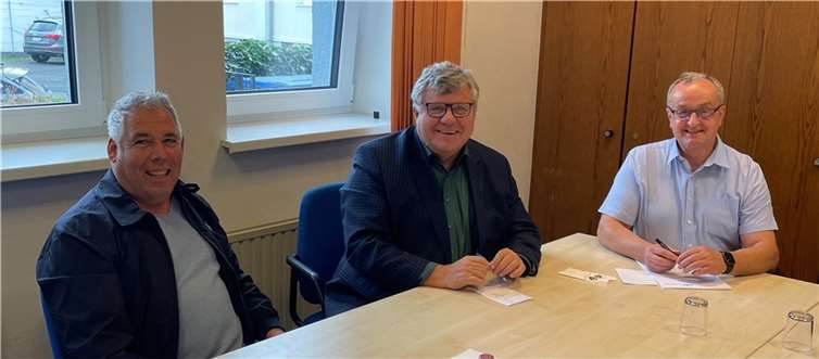 1. Kreisbeigeordneter Michael Mahlert (Mitte) besprach mit Kreis-Handwerksmeister Ralf Winn (links) und dem Innungsbeauftragten Matthias Dahmen die Pläne für gemeinsame Workshops zur Unterstützung des Handwerks.  Foto: Kreisverwaltung Neuwied
