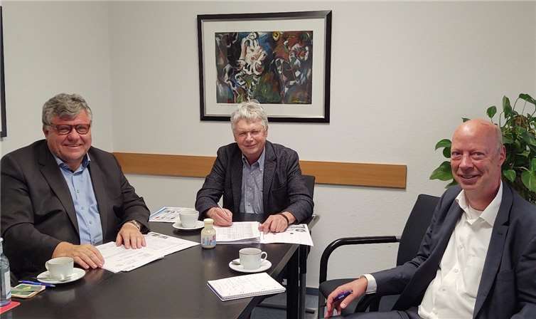 1. Kreisbeigeordneter Michael Mahlert, der Beauftragte für die Verbandsgemeinde Bad Hönningen Reiner W. Schmitz und der 1. Beigeordnete der Verbandsgemeinde Unkel Jörg Scheinpflug im Gespräch über den Stand des DigitalPaktes. Foto: privat