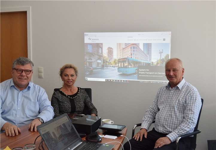 1. Kreisbeigeordneter Michael Mahlert und Helga Zoltowski, Abteilungsleiterin Bauen und Umwelt, informierten sich bei Bernd-Michael Owald, Geschäftsführer PPS/EDV Braunschweig. Foto: Kreis Neuwied