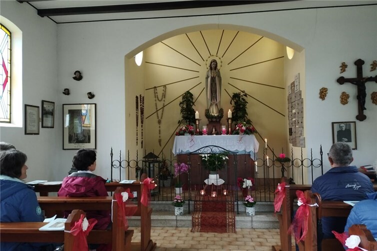 1. Maiandacht in der geschmückten Fatima-Kapelle