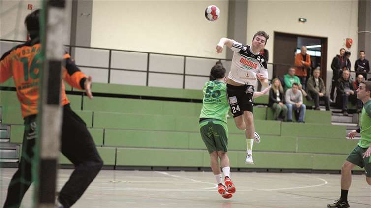 1. Mannschaft: Lucas Gerdon kommt ziemlich frei zum Wurf - eine wirklich gefährliche Abwehr stellten die Wörther selten.