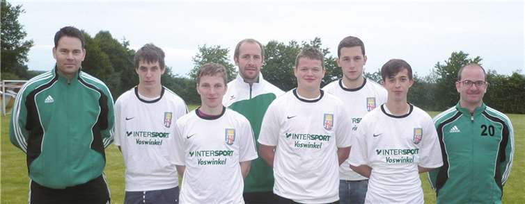 1. Mannschaft Neuzugänge des FCB vorgestellt: (V. l.) Frank Castor, Rene Schwoll, Michael Pandorf, Alexander Stotz, Rene Bolkenius, André Krautkrämer, Markus Maas und Winfried Appel.Privat