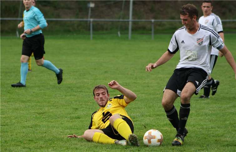 1. Mannschaft: Pedro Loureiro zeigte nach seiner Einwechslung vollen Einsatz und krönte seine Leistung mit dem Ausgleich zum 1:1. Foto: priva