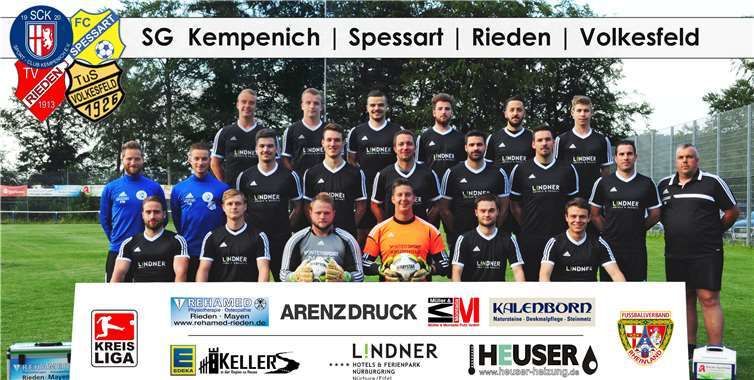 1. Mannschaft SG Kempenich/Spessart/Rieden/Volkesfeld Saison 2018/2019. Hintere Reihe (v. l.) Christian Groß, Tobias Arenz, Manuel Deuster, Tobias Doll, Tobias Heinrichs, Tim Montermann. Mittlere Reihe (v. l.) Trainer Patrick Melcher, Co-Trainer Sebastian Bell, Yannick Nett, Andre Retterath, Alexander Bell, Mathias Rech, Nico Degen, Jörg Schäfer, Betreuer Jürgen Haubrich. Vordere Reihe (v. l.) Stefan Krupp, David Grones, Florian Melcher, Torsten Eckert, , Leon Kohlenbeck, Max Gross. Es fehlen Martin Bell, Tobias Lechtenböhmer, Tim Schüller, Niklas Molitor, Christopher Schüller.privat