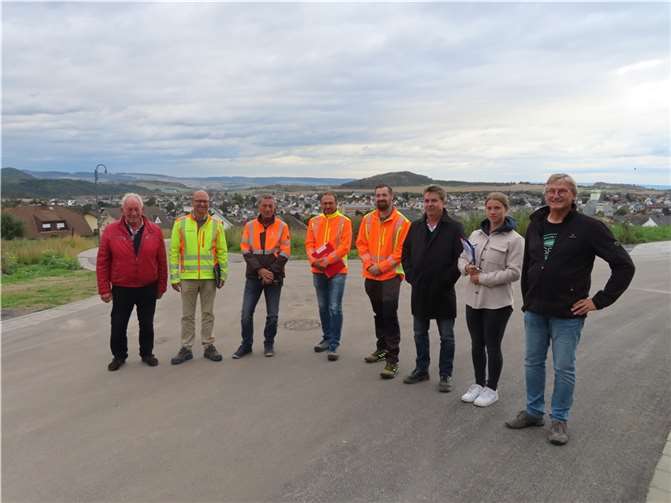 1. Ortsbeigeordneter Günter Pinetzki, Michael Faßbender, Faßbender & Weber Ingenieure, Stefan Ludwig, Bauleiter der Fa. Lehnen, Holger Rüber und Marco Wirfs, Verbandsgemeindeverwaltung Maifeld, Jürgen Schneider und Julia Schamotzki, Schneider Umwelt GmbH, und Ortsbürgermeister Lothar Kalter freuen sich über den Abschluss der vollendeten baulichen Erschließung des Schlehenwegs. Foto: privat