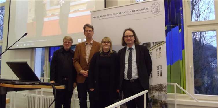 1 PTHV_3. Akademietag_Januar 2018 (v.l.n.r.): Prof. Dr. Paul Rheinbay SAC, Leiter des Instituts für Wissenschaftliche Weiterbildung an der PTHV, Dr. Hanno Heil, Leiter des Verbandes der katholischen Altenhilfe in Deutschland und Ständiger Lehrbeauftragter und Projektleiter am Lehrstuhl Pastoraltheologie/Diakonische Theologie; Kathleen Schneider, Studentin der Pflegewissenschaft an der PTHV und im Qualitätsmanagement eines ambulanten Pflegedienstes tätig; Prof. Dr. Manfred Hülsken-Giesler, Prodekan der Pflegewissenschaftlichen Fakultät der PTHV und Lehrstuhl für Gemeindenahe Pflege. privat