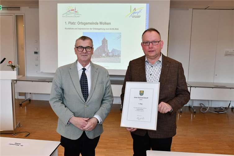 1. Platz: Ortsgemeinde Wolken: Landrat Dr. Alexander Saftig und Bernhard Maas (Erster Beigeordneter der Ortsgemeinde Wolken).