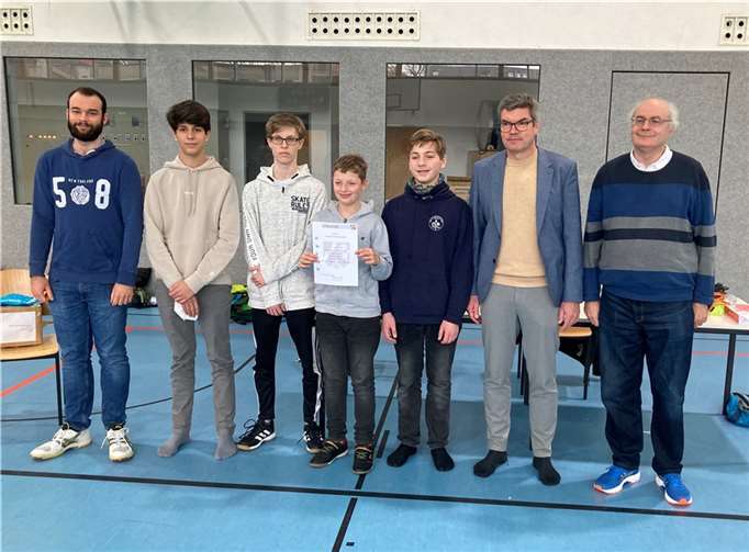 1. Platz in der WK I für das St. Joseph-Gymnasium - im Bild mit Trainer Arnold Hemmann (r.) und Schulleiter Michael Bornemann. Fotos: St. Joseph-Gymnasium Rheinbach