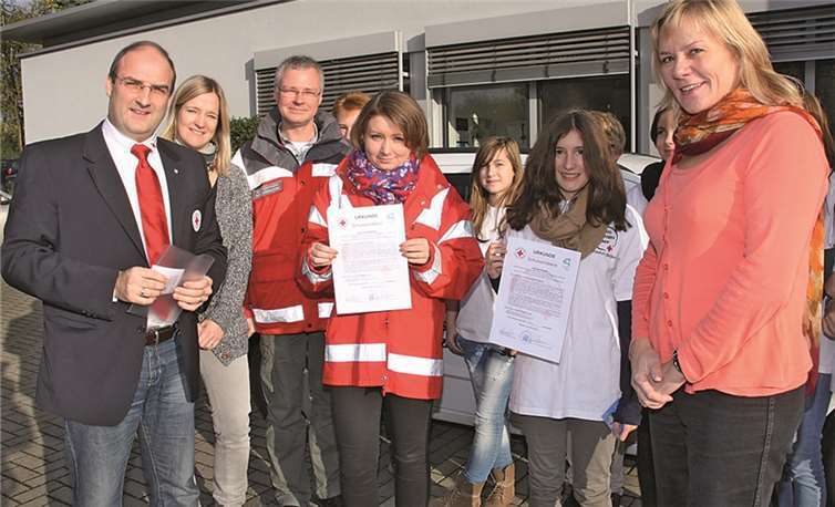 1. Reihe (v. l) Frank Minwegen (Ausbildungsbeauftragter im DRK Kreisverband Mayen-Koblenz), Ulla Meurer und Ralf Hoffmann (betreuende Lehrkräfte), Joanna Swiderska, Sabrina Strohe, Lisa Schneider (Schulleiterin).Pascal Badziong