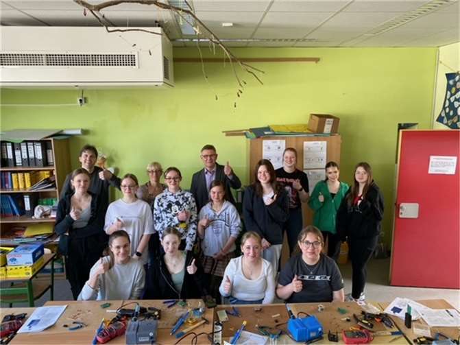 1. Reihe (v. li.) Marie D., Katharina Sch., Lena H., Lena W.; 2. Reihe (v li.): Mia L., Christina B., Romy J., Rosalie Z., Emilia G.; 3. Reihe (v. li.) Prof. Dr. Johannes Stolz, Jutta Schmitt, Ralf Heuft, Hannah Lewentz, Viola F., Alina K. Fotos: privat