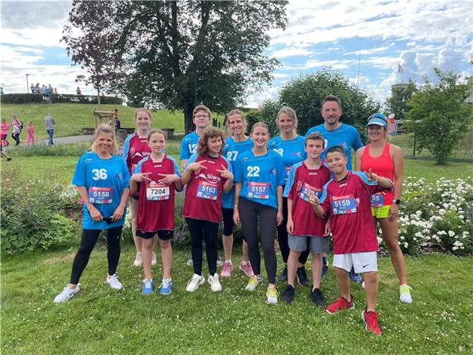 1 Reihe v. links: Juliane Khani, Sumeja Nanic , Mila Prause, Maike Schellberg, Mika Braun, Darian Khani, 2 Reihe v. links: Irma Nanic , Marvin Krumscheid, Anne Rehner, Andrea Hermelingmeier, Carsten Ritter, Isabel Gohr.  Foto: privat