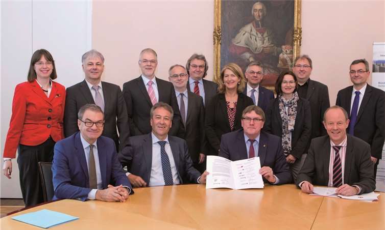 (1. Reihe, v.l.) Wolfgang Grießl, Präsident Industrie- und Handelskammer Bonn/Rhein-Sieg, Oberbürgermeister Jürgen Nimptsch, Bundesstadt Bonn, Landrat Sebastian Schuster, Rhein-Sieg-Kreis, Dr. Hermann Tengler, Wirtschaftsförderer Rhein-Sieg-Kreis, (2. Reihe, v.l.) Victoria Appelbe, Wirtschaftsförderin Bundesstadt Bonn, Günter Schmidt-Klag, Geschäftsführer jobcenter Bonn, Ralf Holtkötter, Geschäftsführer jobcenter Rhein-Sieg, Manfred Kusserow, Geschäftsführer Bundesagentur für Arbeit, Peter Panzer, Stv. Hauptgeschäftsführer Handwerkskammer zu Köln, Martina Schönborn-Waldorf, Leiterin Regionalagentur Bonn/Rhein-Sieg, Alois Blum, Hauptgeschäftsführer Kreishandwerkerschaft Bonn/Rhein-Sieg, Gertrud Hennen, Leiterin Kompetenzzentrum Frau und Beruf Bonn/Rhein-Sieg, Ingo Degenhardt, Vorsitzender DGB Kreisverband Bonn/Rhein-Sieg, Oliver Krämer, Geschäftsführer der Kreishandwerkerschaft Bonn/Rhein-Sieg. Michael Sondermann/Bundesstadt Bonn