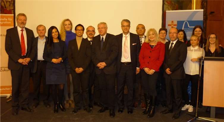 (1. Reihe v.li.:) Nefise Müller, Dirk Schäfer, Oberbürgermeister Prof. Dr. Joachim Hofmann-Göttig, Serkan Genc, Dr.Margit Theis-Scholz, Martin Prümm, Joanna Gross, (2. Reihe v.li.:) Heribert Heinrich, Laura Martin-Martorell, Fevzi Kaplan, Yüksel Turfan, Frauke Eichhorn, Beate Oster, Uta König, Nicole Morales. privat