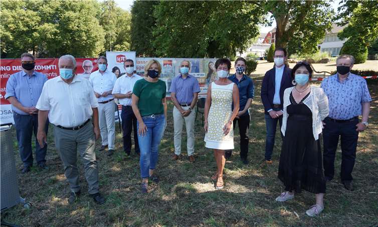 (1. Reihe v.l.n.r.): Zu Besuch auf der Jahnwiese: Guido Ernst, Julia Klöckner, Petra Schneider und Petra Klein. Fotos: ROB