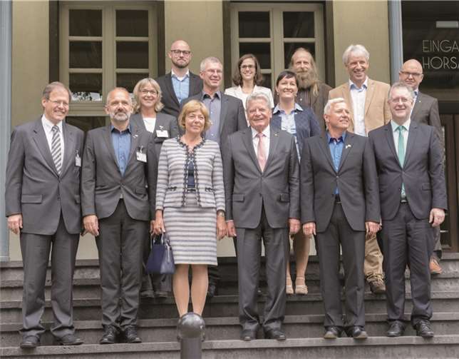 1. Reihe, von links: Prof. Wolfgang Holzgreve (Ärztlicher Direktor und Vorstandsvorsitzender des UKB), Jürgen Freiberg (Stellvertretender Leitlinien-Koordinator), Daniela Schadt, Bundespräsident Joachim Gauck, Dr. Ingo Franke (Sprecher der KinderSchutzGruppe), Prof. Michael Hoch (Rektor der Universität Bonn) sowie weitere Mitglieder der Kinder-SchutzGruppe. UniKlinikum Bonn