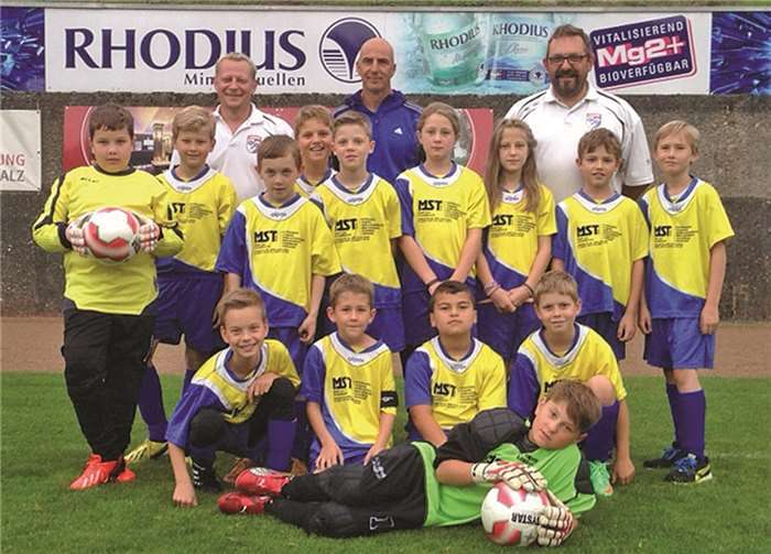 1. Reihe von links Trainer: Patrick Doll, Dieter Schönfeld, Gerson Freudenberg; 2. Reihe von links Alessandro Baulig, Finn Novotny, Fabian Kohl, Conner Flasch, Lukas Heimerl, Enya Doll, Emely Doll, Stephan Thuy, Julian Novotny; 3. Reihe von links Luc-Yannik Nickel, Jan Rindsfüsser, Arda Aygar, Martin Schüler; Liegend: Moritz Freudenberg