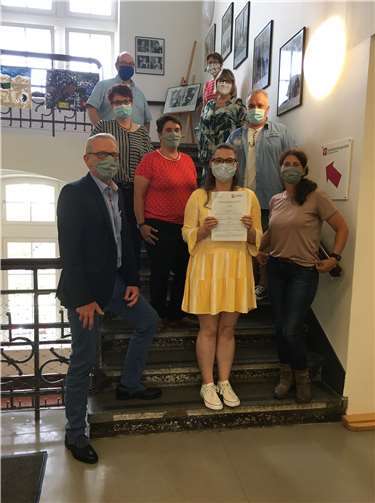 Lea Weber bleibt dem Mehrgenerationenhaus erhalten 1. Reihe von oben nach unten: Gregor Terporten (Stadt), Melanie Weber (Mutter), Guido Orthen (Bürgermeister)2. Reihe von oben nach unten: Kerstin Schönebach und Lea Weber3. Reihe von oben nach unten: Stephanie Gäb, Marion Surrey, Christian Weber (Vater) und Doris Hein Foto: Stadtverwaltung Bad Neuenahr-Ahrweiler