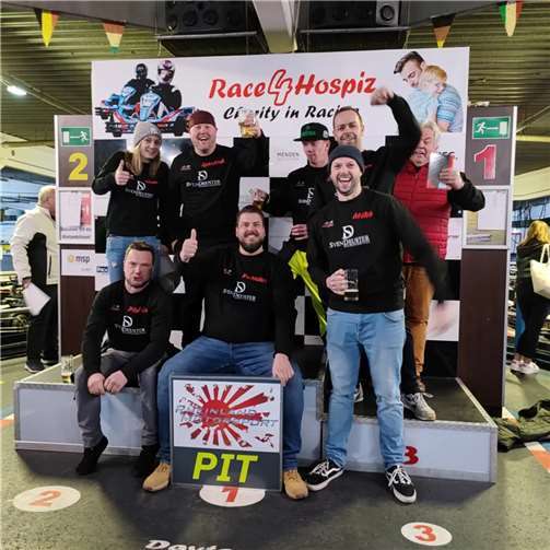 Neun Stunden Vollgas für den guten Zweck (1. Reihe vorne v.l.): Philipp Weber, Patrick Gierlich und Mike Mauer, (2. Reihe hinten: v.l.):. Linda Breuer, Marcel Weber, Niklas Declair, Stefan Rheindorf und Peter Gierlich. Fotos: Rheinland Motorsport