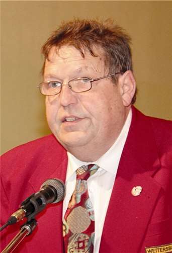 1. Vors. Peter Urwer begrüßt die zahlreichen Gäste zum Jubiläumskonzert.