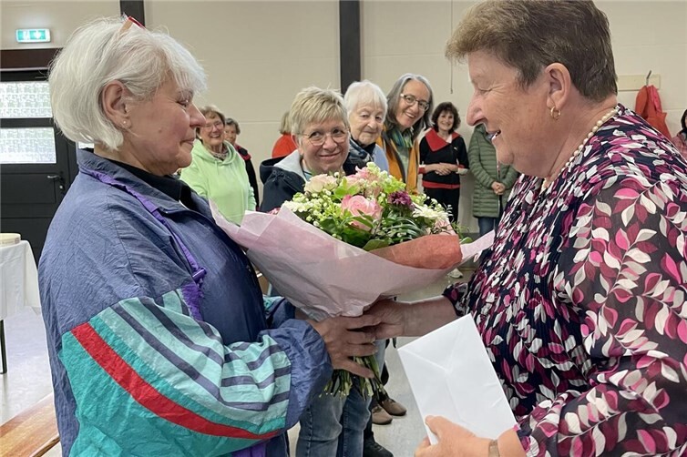 1. Vorsitzende Irmgard Harst gratuliert Rita Kreyer