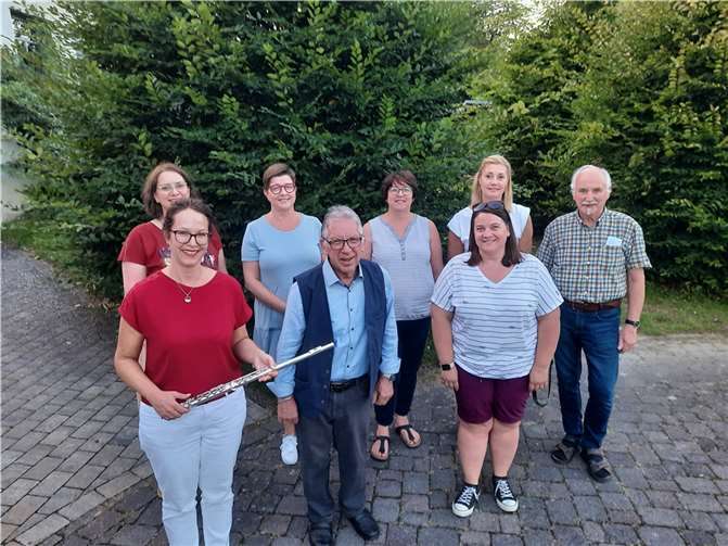 1. Vorsitzende Melanie Olbermann (1.v.l.) mit Gregor Noll (2.v.l.), Heribert Siebertz (1. v.r.) und der Flötengruppe.Foto:privat
