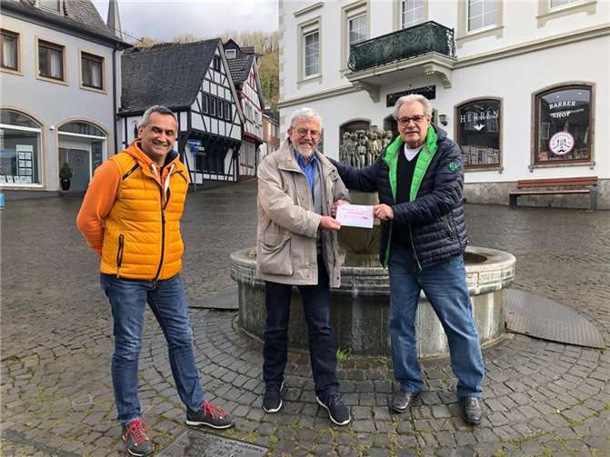 1. Vorsitzende Michael Schneider und der 2. Vorsitzende Ralf Kirschbaum überreichen den Spendenscheck an Hubertus Kunz, Ex-Bürgermeister von MayschoßFoto: FWG Linz