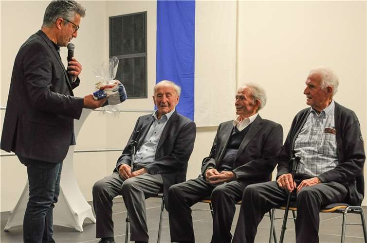 1. Vorsitzender Bernd Sonne mit den drei Gründungsmitgliedern: v.l. Adolf Wilhelm, Walter Wagner, Günter Philippsen.  Foto: Benjamin Maur