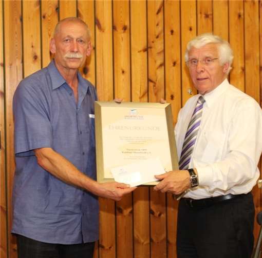 1. Vorsitzender Bruno Maria Mader (li.)bekam aus den Händen von Fritz Langenhorst (Sportbund Rheinland) die Ehrenurkunde überreicht.