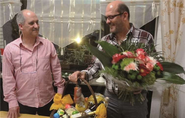 1. Vorsitzender Frank Trarbach überreichte dem ehemaligen Kassierer des Vereins, Werner Pies, zu Ehren seines langen und außerordentlichen Engagements im Verein, eine kleine Aufmerksamkeit sowie Blumen für seine Frau.Privat