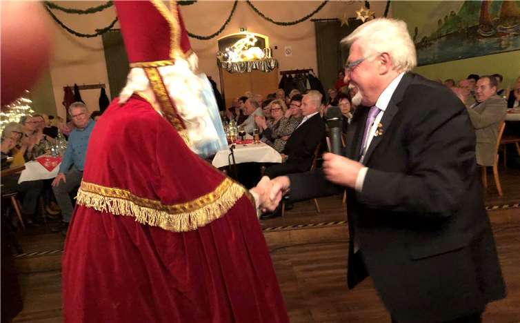 1. Vorsitzender Hans-Lorenz Becher begrüßt St. Nikolaus. Foto: privat