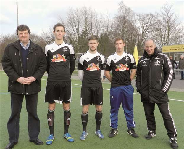 1. Vorsitzender Harald Heinemann (l. ) und Trainer Wolfgang Müller (r.) begrüßen die drei neuen Spieler (v. l.): Tim Schneider, Lukas Heuft und Kevin Lewerentz. privat