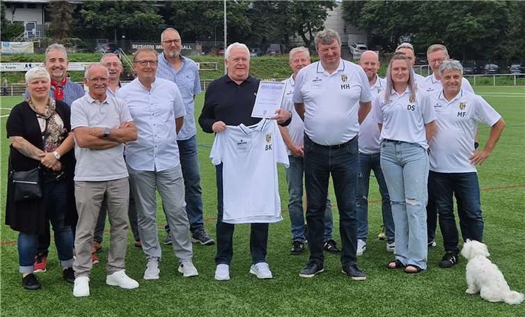 1. Vorsitzender Harald Heinemann überreicht Bernd Krayer die Urkunde zur Ernennung zum Ehrenvorsitzenden.  Foto: privat