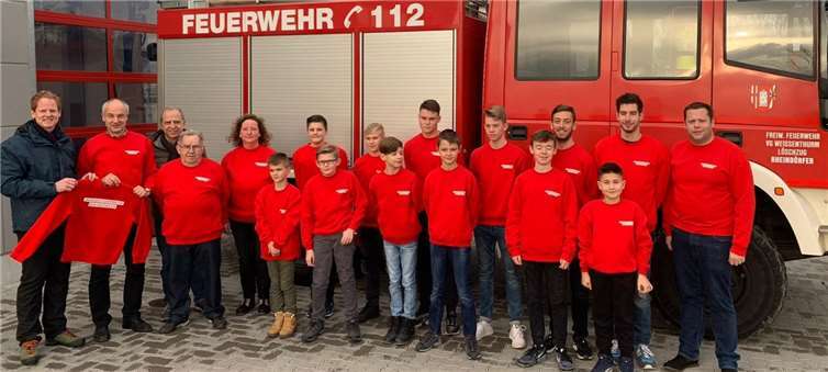 1. Vorsitzender Matthias Kröber und 2. Vorsitzender Jakob Reif bei der Übergabe..Quellen: Feuerwehr Rheindörfer