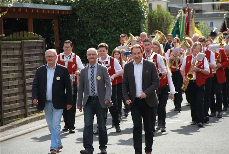1. Vorsitzender Michael Bilo, OrtsbürgermeisterLutz Zaun und MdL Matthias Lammert beim Umzug durch Nievern. MFU