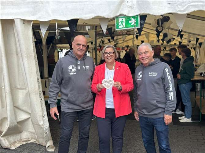 1. Vorsitzender Werner Neffgen (l.) und 2. Vorsitzender Peter Schneider (r.) mit Bürgermeisterin Petra Kalkbrenner. Foto: privat