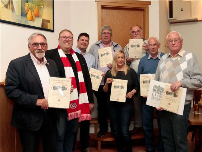 1. Vorsitzender und Präsident Christoph Böder (2.v.li.)konnte langjährige Mitglieder der KG ehren, darunter PeterSchraven (re.) für 50 Jahre und Hans Josef Schmelzer (4.v.li.) für 40 Jahre. Foto: SES