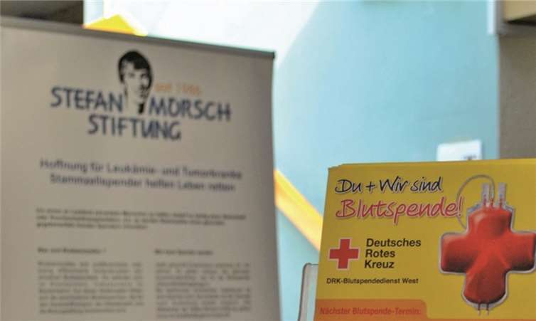 1 mal stechen, 2 mal helfen - „Blutspender helfen Leukämiepatienten“.
